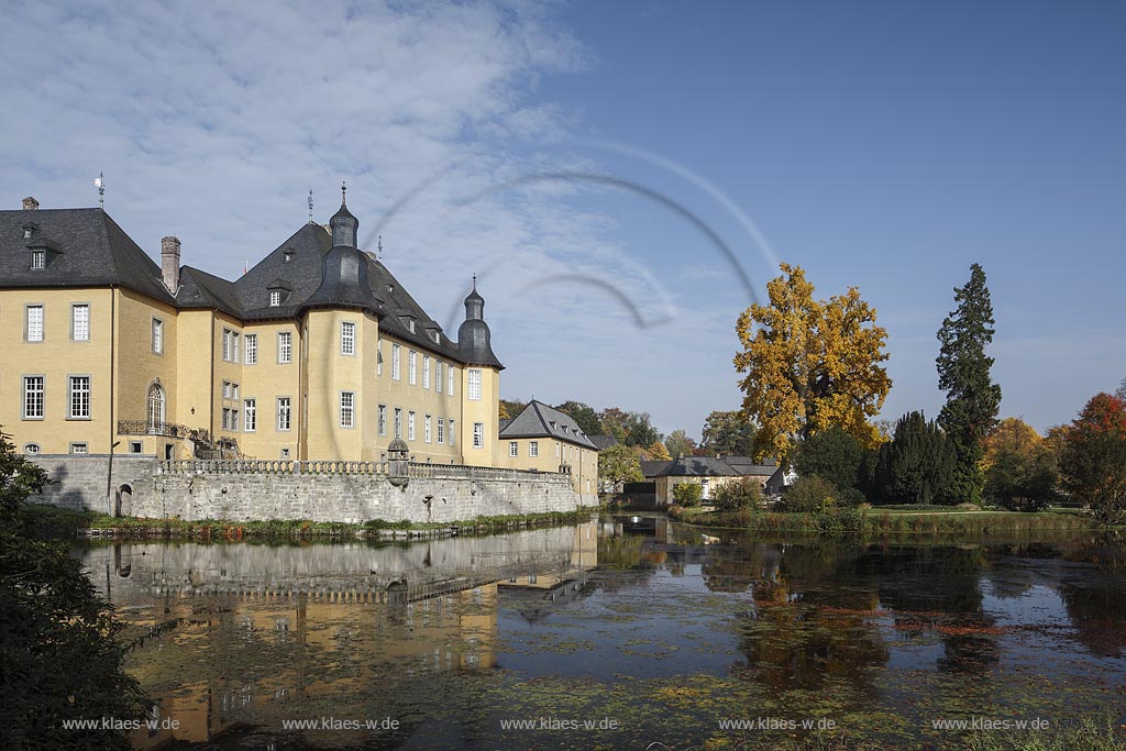 Juechen, Wasserschloss Schloss Dyck mit Wassergraben, eines der bedeutendsten Wasserschloesser des Rheinlandes; Juechen, moated castle Schloss Dyck with water moat.