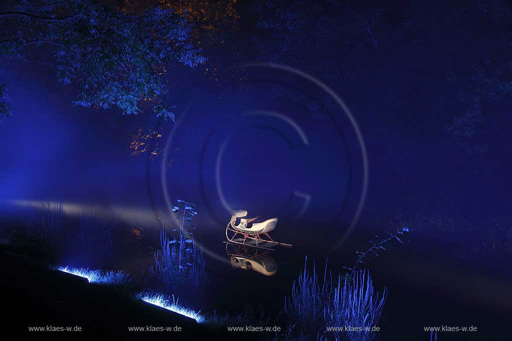 Schlosspark Schloss Dyck in Jchen Juechen Nachtaufnahme whrend der Illumina von einem Schlitten im Wassergraben mit Spiegelbild