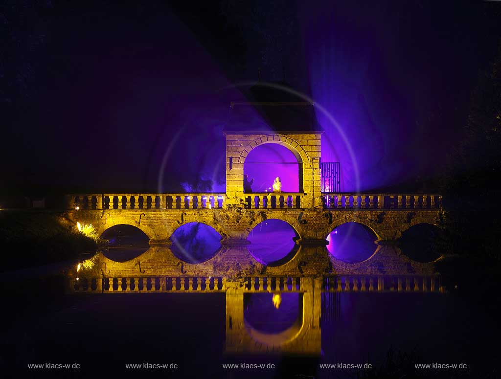 Steinbrcke Steinbruecke mit Pavillon im Schlosspark Schloss Dyck in Jchen Juechen Nachtaufnahme whrend der Illumina