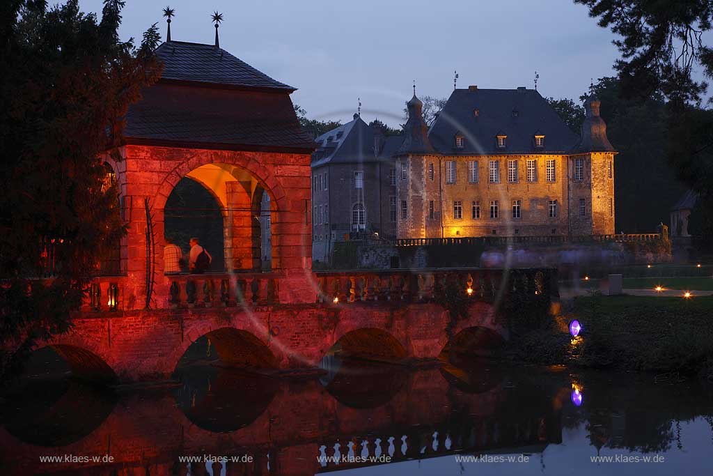 Steinbrcke Steinbruecke mit Pavillon und Schloss Dyck im Hintergrund im Schlosspark Schloss Dyck in Jchen Juechen Nachtaufnahme whrend der Illumina