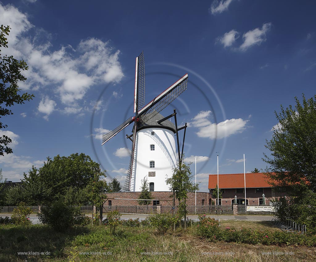 Kaarst-Buettgen, Braunsmuehle, vollstaendig restaurierte Windmuehle hollaendischer Bauart; Kaarst-Buettgen, completely restored windmill in durch building technique.