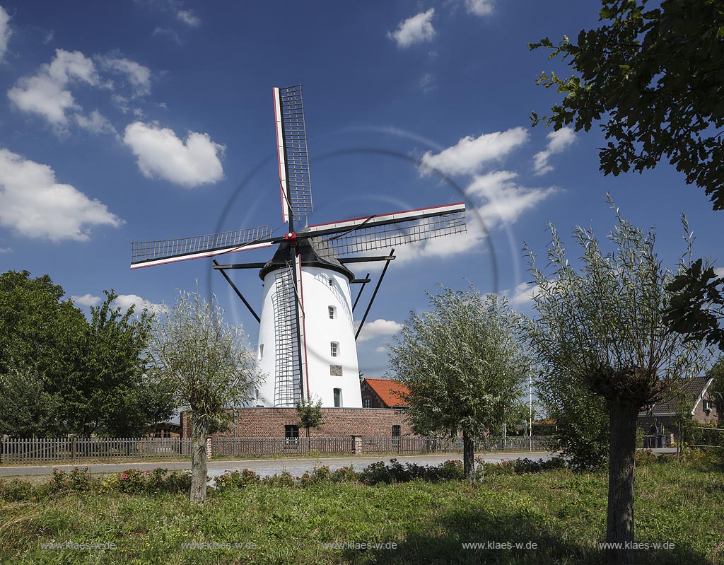 Kaarst-Buettgen, Braunsmuehle, vollstaendig restaurierte Windmuehle hollaendischer Bauart; Kaarst-Buettgen, completely restored windmill in durch building technique.