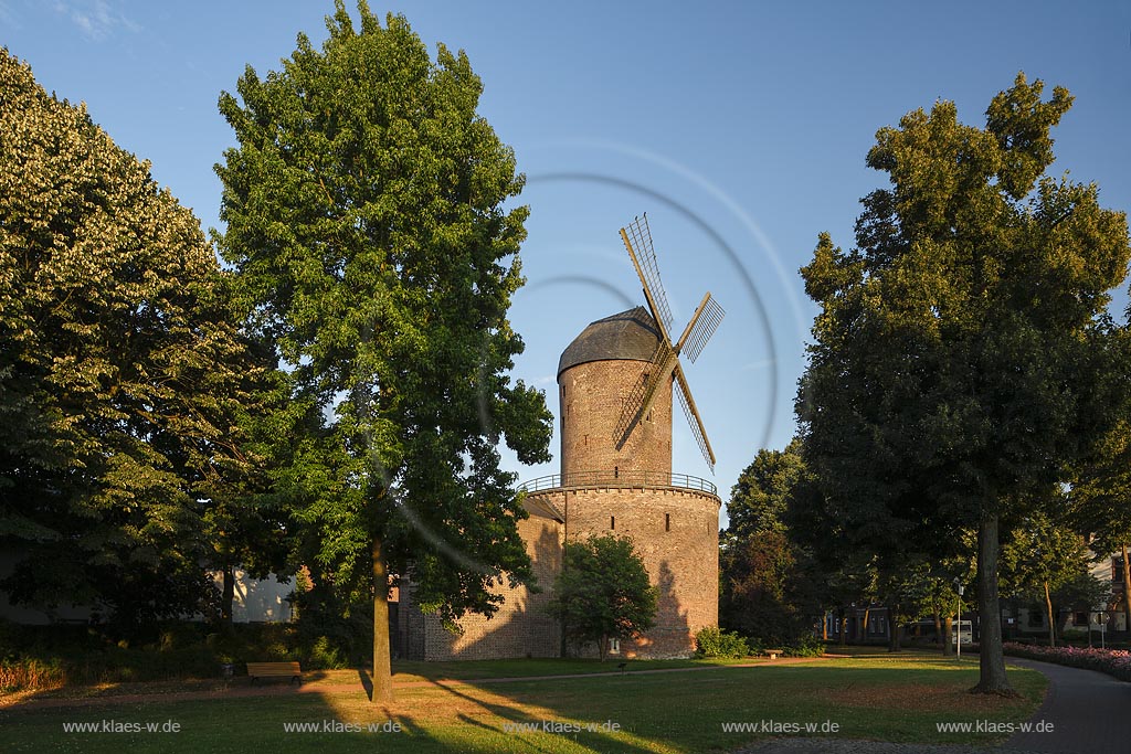 Kempen, Kempener Stadtmuehle, die restaurierte Windmuehle wurde in die Stadtmauer eingearbeitet; Kempen, restored in town wall incorporated windmill.