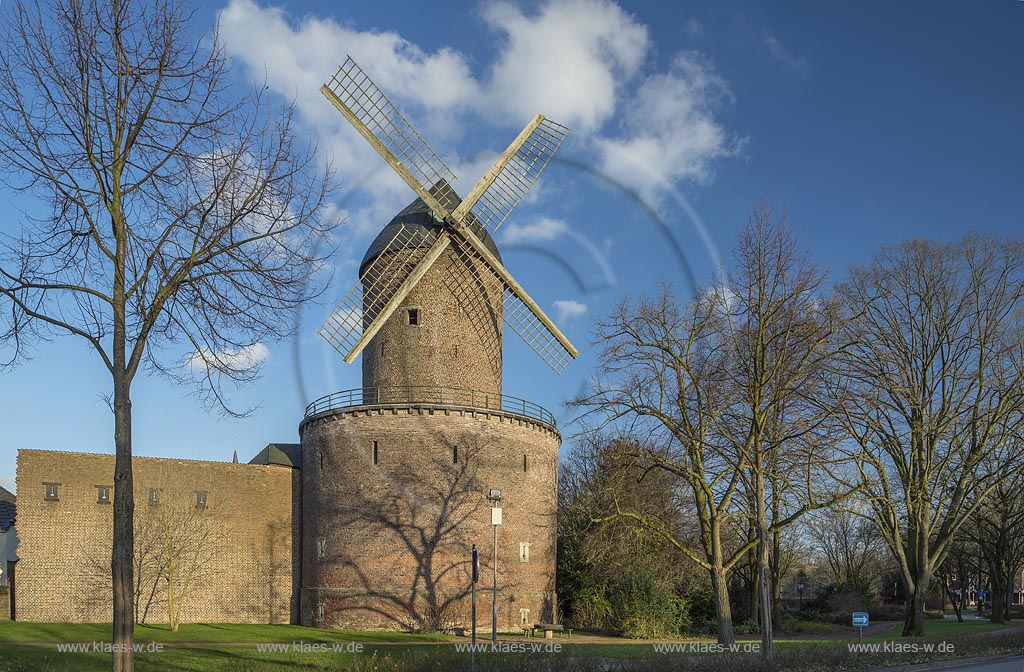 Kempen, Kempener Stadtmuehle, die restaurierte Windmuehle wurde in die Stadtmauer eingearbeitet; Kempen, restored in town wall incorporated windmill.