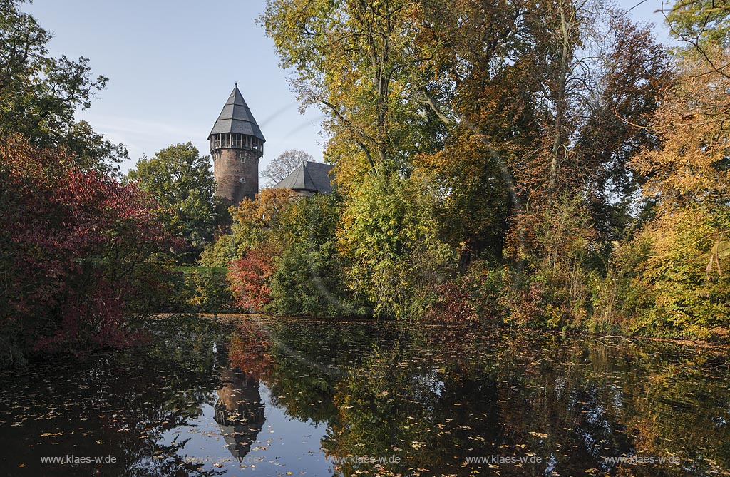 Krefeld-Linn, Wasserburg Burg Linn mit Wassergraben; Krefeld-Linn, moated castle Burg Linn with water moat.