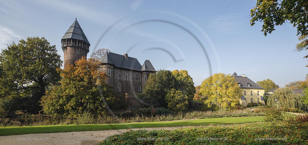 Krefeld-Linn, Wasserburg Burg Linn in der Herbstsonne; Krefeld-Linn, moated castle Burg Linn in autumn sun.