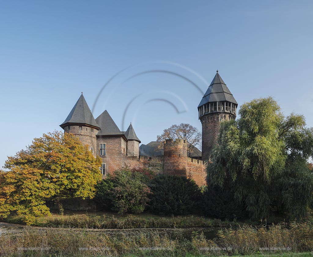 Krefeld-Linn, Wasserburg Burg Linn in der Herbstsonne; Krefeld-Linn, moated castle Burg Linn in autumn sun.