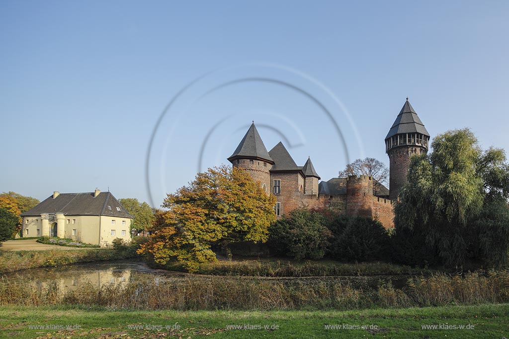 Krefeld-Linn, Wasserburg Burg Linn mit Wassergraben; Krefeld-Linn, moated castle Burg Linn with water moat.