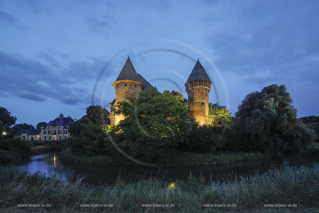 Krefeld-Linn, Wasserburg Burg Linn zur blauen Stunde; Krefeld-Linn, moated castle Burg Linn at blue hour.
