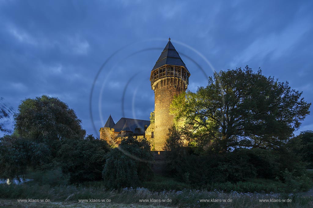 Krefeld-Linn, Wasserburg Burg Linn zur blauen Stunde; Krefeld-Linn, moated castle Burg Linn at blue hour.