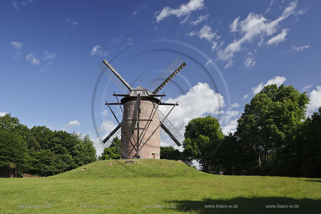 Krefeld Oppum, Geismuehle, auch Geistmuehle oder Gelsmuehle genannt, sie ist eine der aeltesten erhaltenen Windmuehlen in der Region Niederrhein; Krefeld Oppum, mill Geismuehle, as known as Geistmuehle or Gelsmuehle.