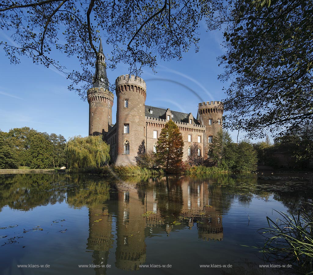 Bedburg-Hau, Blick auf Wasserschloss Schloss Moyland mit Wassergraben; Bedburg-Hau, view to moated castle Schloss Moyland with moat.