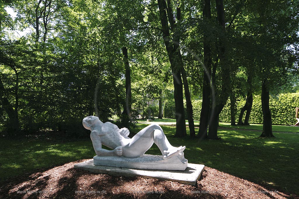 Bedburg-Hau, Schloss Moyland, Schlosspark, Skulptur "Der Gefallene" von Gerhard Marcks von 1966; Bedburg-Hau, castle Schloss Moyland, royal garden, sculpture " Der Gefallene" by Gerhard Marcks anno 1966.