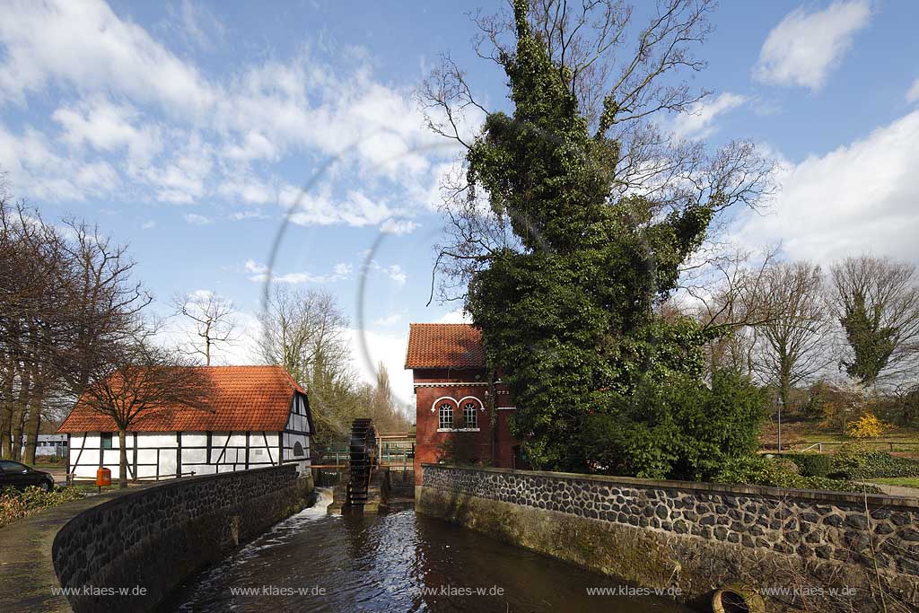 Dinslaken Hiesfeld Muehlenmuseum Wassermuehle im Fruehling mit Wasserad, kahle Baeume; Dinslaken-Hiesfeld museum water mill with mill wheel in springtime