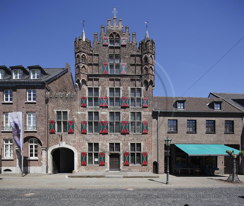 Goch, Rathaus Haus zu den fuenf Ringen, es ist als aufwendiges Patrizierhaus um 1550 erbaut worden; Goch, town hall Haus zu den fuenf Ringen.