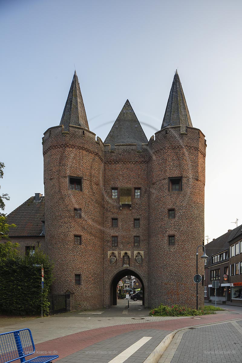 Goch, "Steintor" das letzte, von ehemals vier, erhaltene Stadttor von Goch; Goch, "Steintor" the last, of former four, received town gate of Goch.