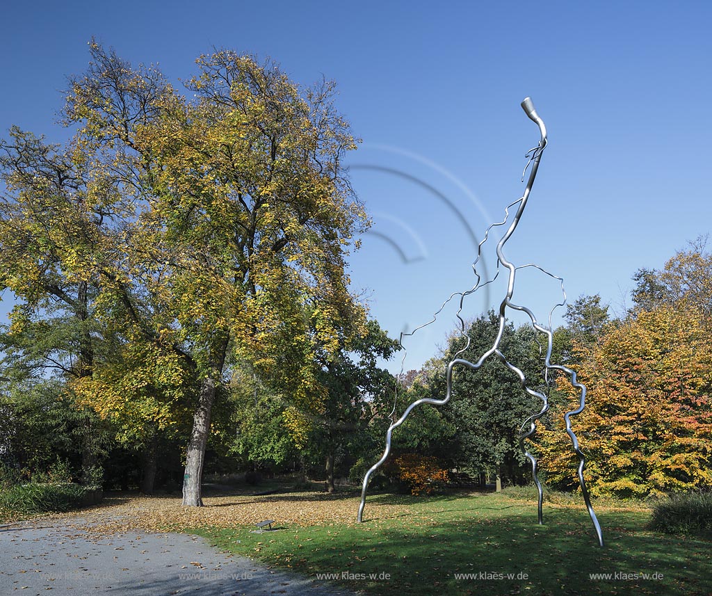 Grevenbroich, Skulptur "permanent lightning" von Thomas Stricker; Grevenbroich, sculpture "permanent lightning" by Thomas Stricker.