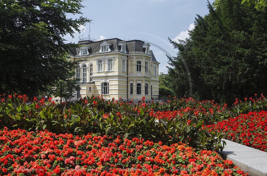 Grevenbroich, Blick durch Blumenfaecher auf Museum Villa Erckens, im Jahre 1887 errichtet; Grevenbroich, view through flowers to museum Ville Erckens, anno 1887.