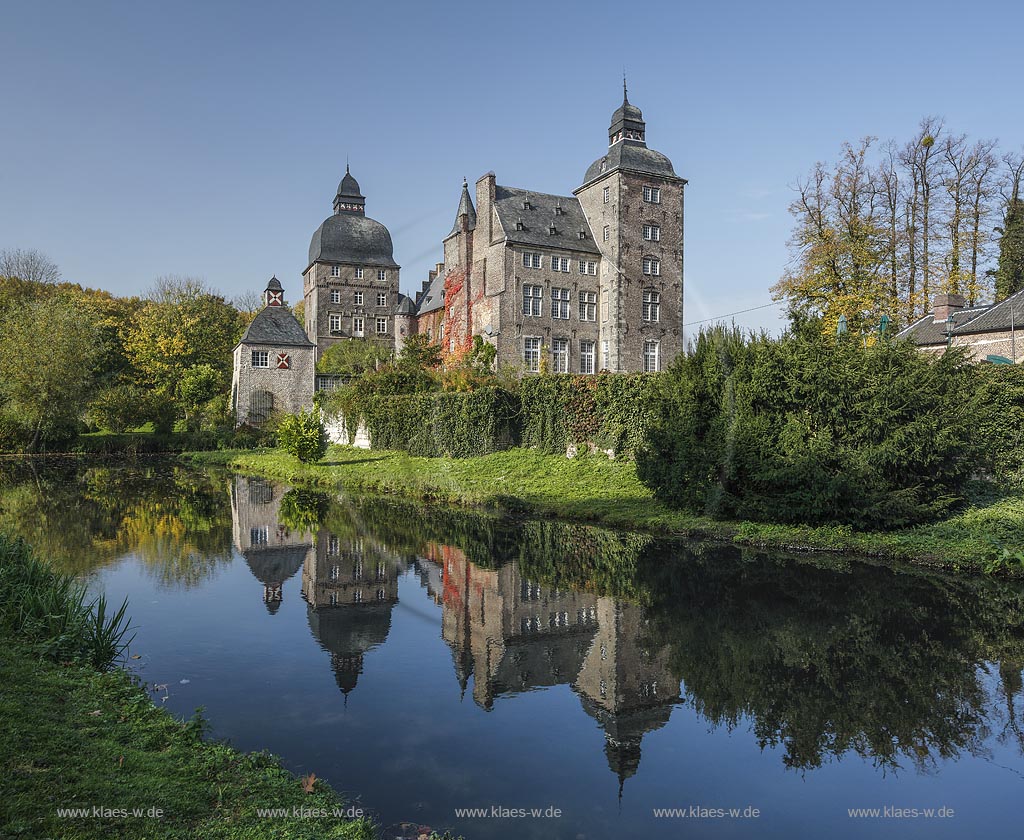 Korschenbroich, Wasserschloss Schloss Myllendonk; Korschenbroich, moated castle Schloss Myllendonk.