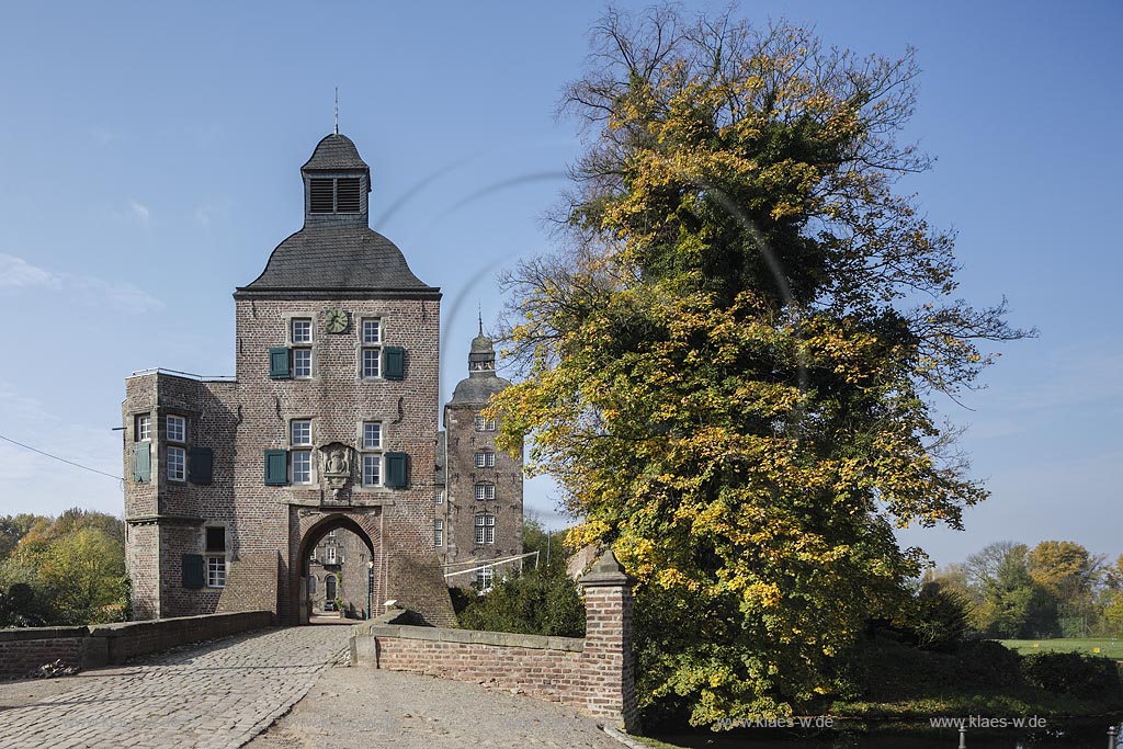 Korschenbroich, Wasserschloss Schloss Myllendonk, Blick auf das Torhaus; Korschenbroich, moated castle Schloss Myllendonk, gate lodge.