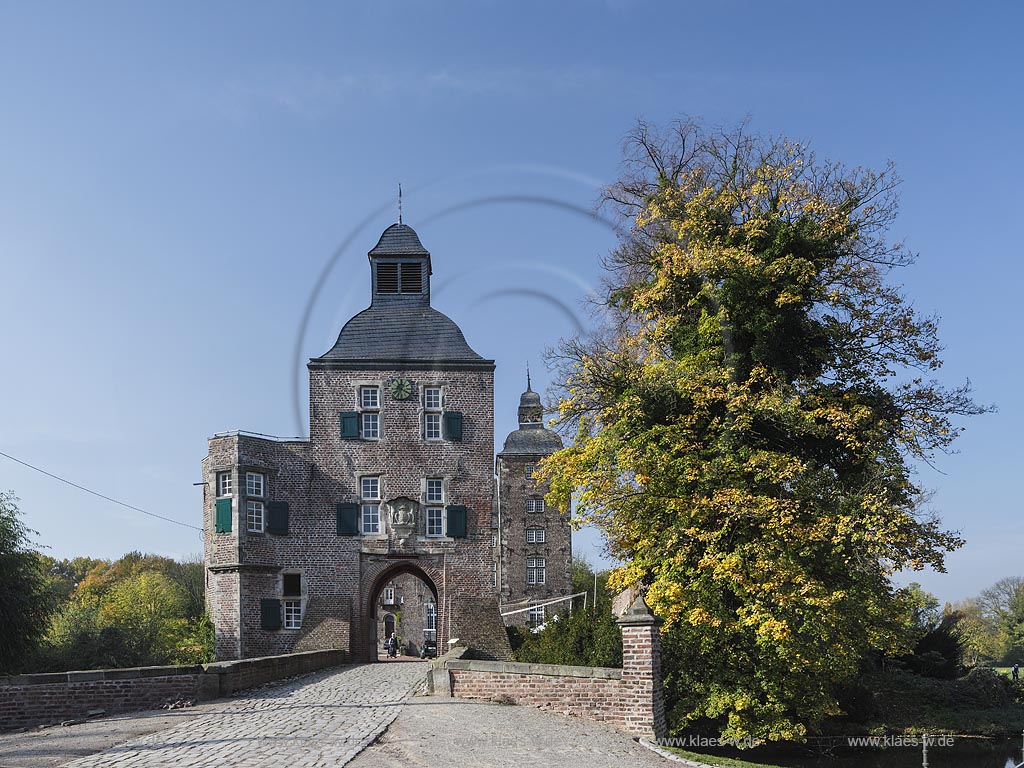 Korschenbroich, Wasserschloss Schloss Myllendonk, Blick auf das Torhaus; Korschenbroich, moated castle Schloss Myllendonk, gate lodge.