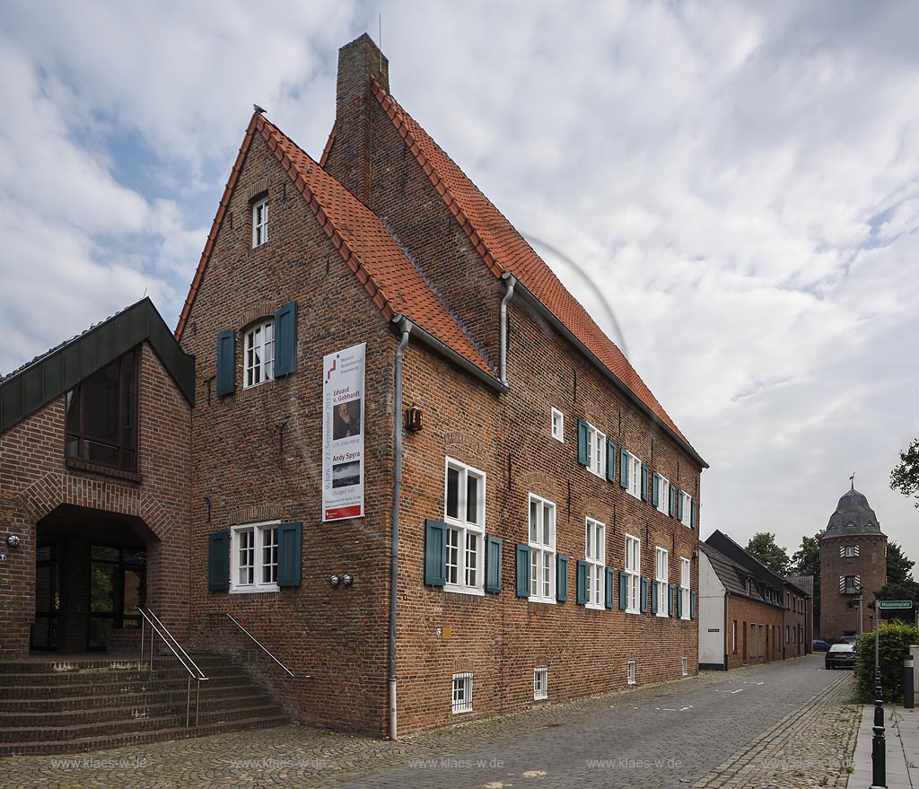 Kranenurg, Museum "Katharinenhof" bei Wolkenhimmel, Kunstmuseum; Kranenburg, museum "Katharinenhof" with clouded sky, art museum.