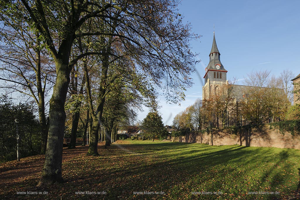 Kranenburg, Pfarrkirche St. Peter und Paul in Herbstsonne; Kranenburg, parish church St. Peter and Paul in autumn sun.