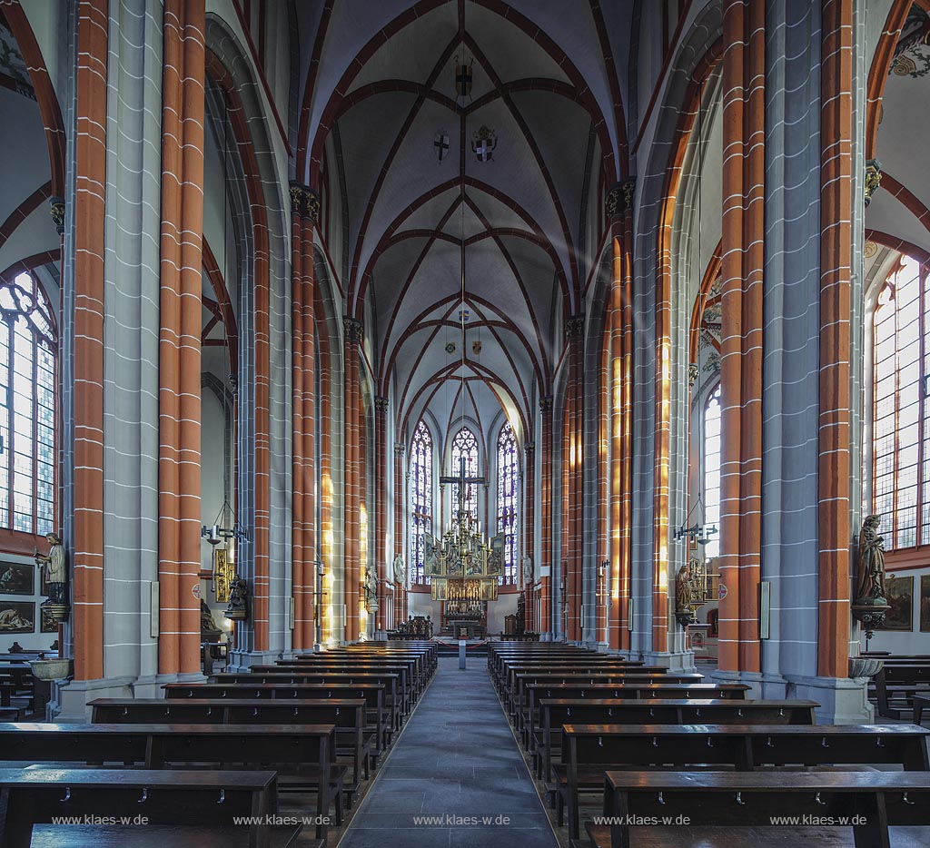 Kranenburg, Pfarrkirche St. Peter und Paul, Blick durch das Mittelschiff; Kranenburg, parish church St. Peter und Paul, view through the central nave.