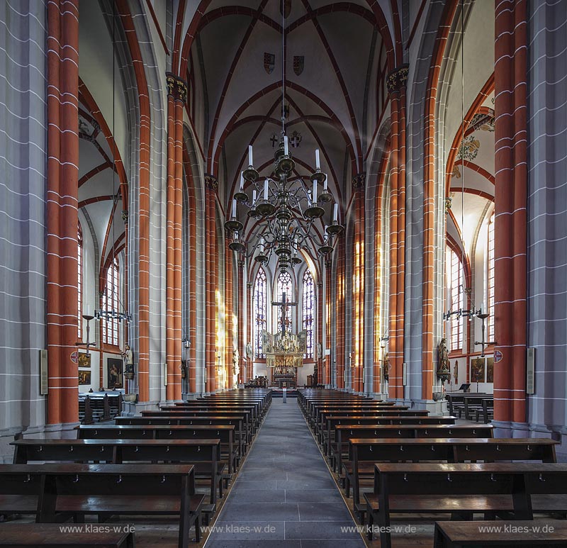 Kranenburg, Pfarrkirche St. Peter und Paul, Blick durch das Mittelschiff; Kranenburg, parish church St. Peter und Paul, view through the central nave.
