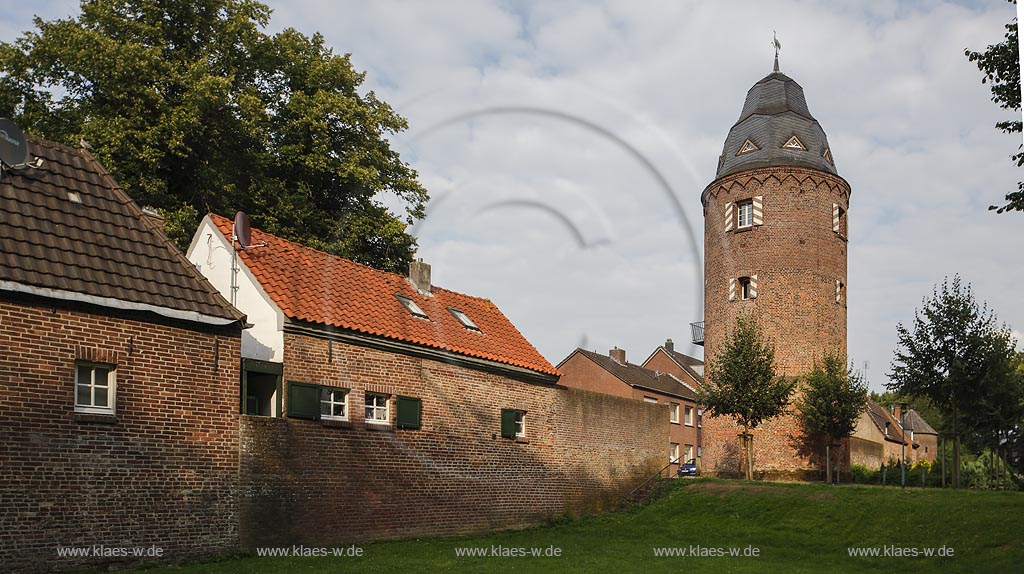 Kranenburg, Stadtmauer und Muehlenturm mit Wolkenhimmel; Kranenburg, ton wall and mill tower with clouded sky.