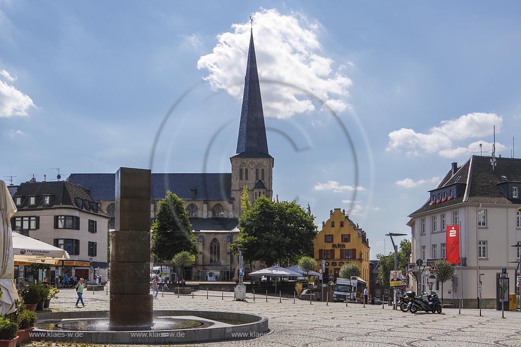 Moenchengladbach, Alter Markt, Blick auf den Marktplatz mit der City Kirche im Hintergrund; Moenchengladbach, marketplace with city church in the background.