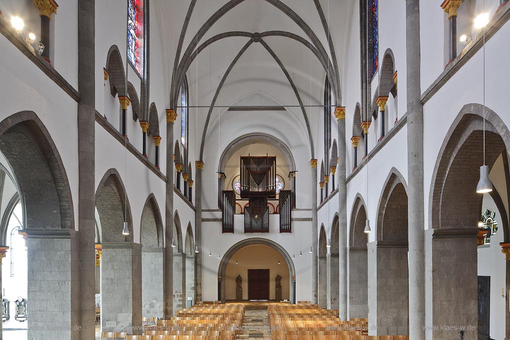 Moenchengladbach, Muenster St. Vitus, das Langhaus nach Westen; Moenchengladbach, minster St. Vitus, the nave to west.