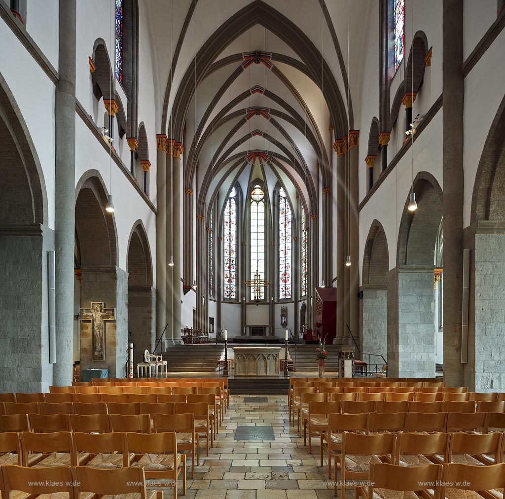 Moenchengladbach, Muenster St. Vitus, Blick durch das Langhaus zum Chor; Moenchengladbach, minster St. Vitus, view from the nave to the chancel.