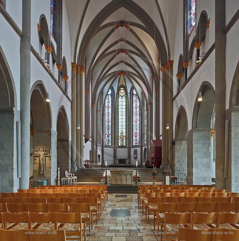 Moenchengladbach,  Muenster St. Vitus, Blick durch das Langhaus zum Chor; Moenchengladbach, minster St. Vitus, view from the nave to the chancel.