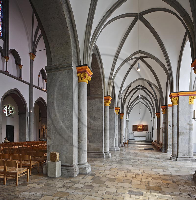 Moenchengladbach, Muenster St. Vitus, Blick mit Saeulen zum Stephanusalter; Moenchengladbach, minster St. Vitus, view with pillars to the altar Stephanusaltar.