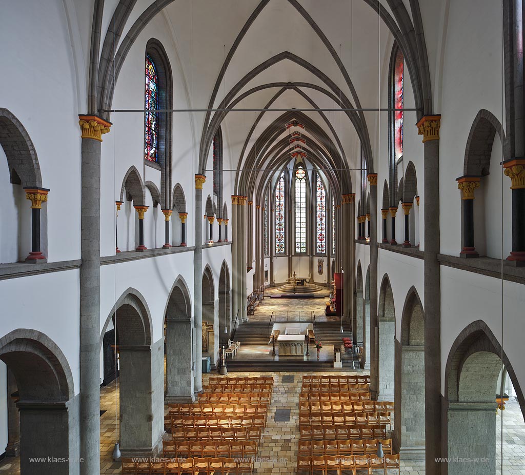 Moenchengladbach, Muenster St. Vitus, Blick durch das Langhaus zum Chor; Moenchengladbach, minster St. Vitus, view from the nave to the chancel.
