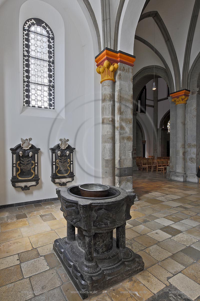 Moenchengladbach, Muenster St. Vitus, Taufbecken; Moenchengladbach, minster St. Vitus, baptismal font.