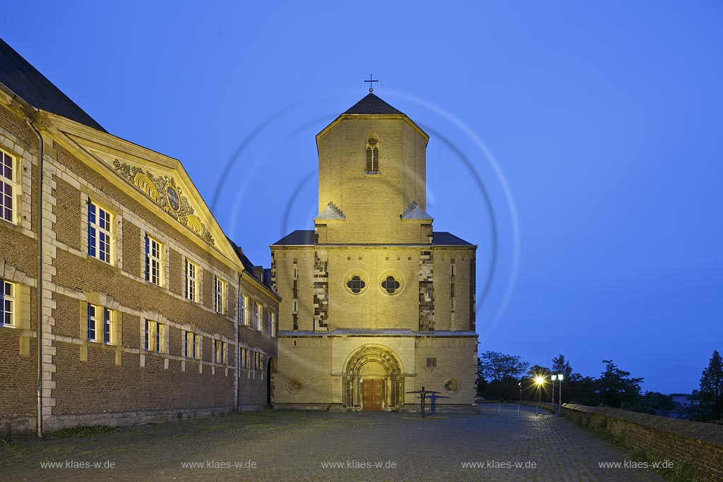 Moenchengladbach, Muenster St. Vitus, Westwerk zur blauen Stunde; Moenchengladbach, minsterSt.Vitus, westwork at blue hour.