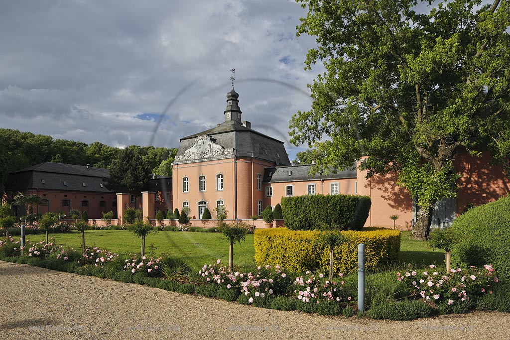 Moenchengladbach-Wickrath, Wasserschloss Schloss Wickrath mit allgemein zugaenglicher Parkanlage; Moenchengladbach-Wickrath, moated castle Schloss Wickrath with parque.