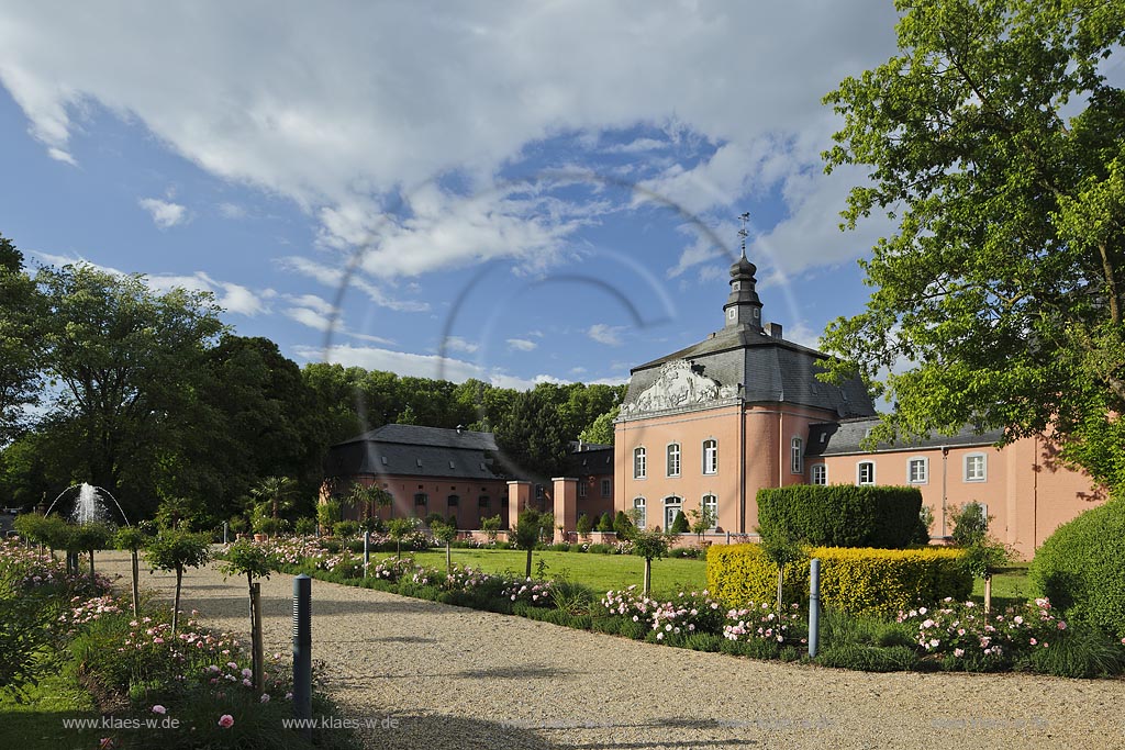 Moenchengladbach-Wickrath, Wasserschloss Schloss Wickrath mit allgemein zugaenglicher Parkanlage; Moenchengladbach-Wickrath, moated castle Schloss Wickrath with parque.