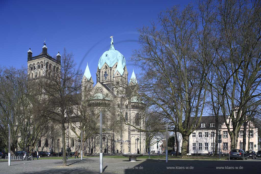Neuss das Quirinusmuenster St. Quirin hier Choransicht ist eine der bedeutendsten spaetromanischen Kichen am Niederrhein; Minster St. Quirin is one of the most famous late romanic cathedrals at Lower Rhine