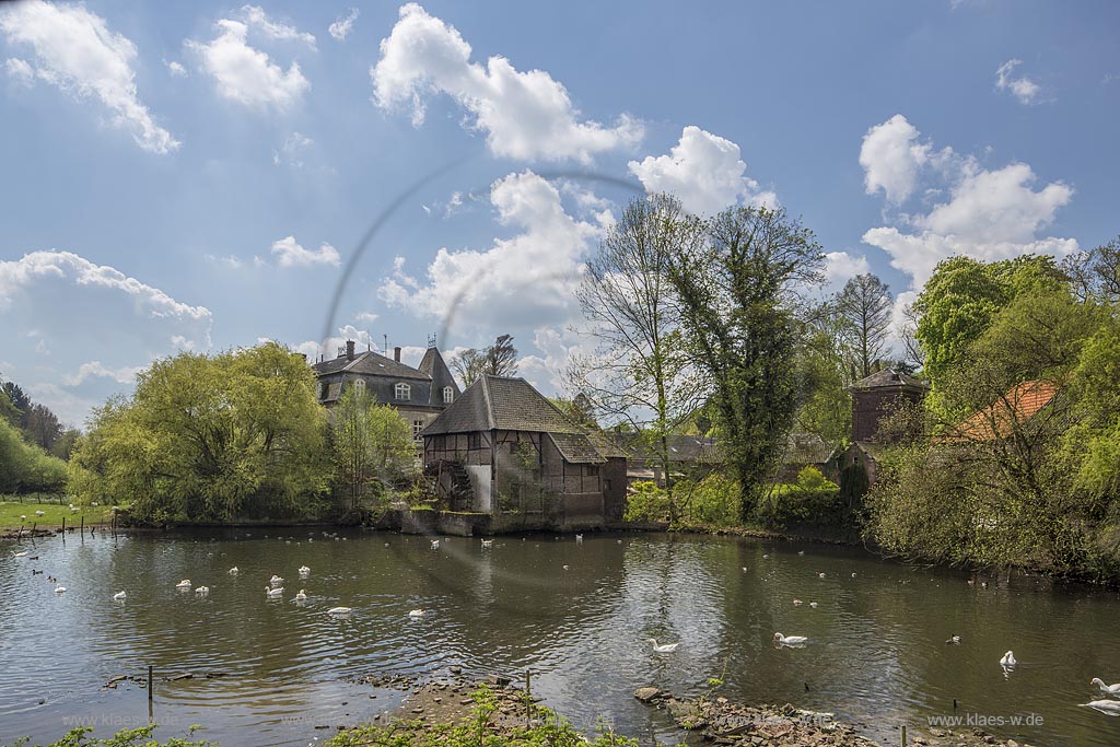 Straelen, Haus Caen mit der Wassermuehle im Fruehling; Stralen,  mansion house Haus Caen with the water mill in springtime.