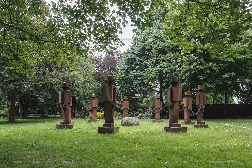 Viersen, Casinogarten mit Skulpturengruppe von "Anatol Herzfeld" "Waechter der Kinder"; Viersen, garden Casinogarten with a group of sculptures by "Anatal Herzfeld" "Waechter der Kinder".
