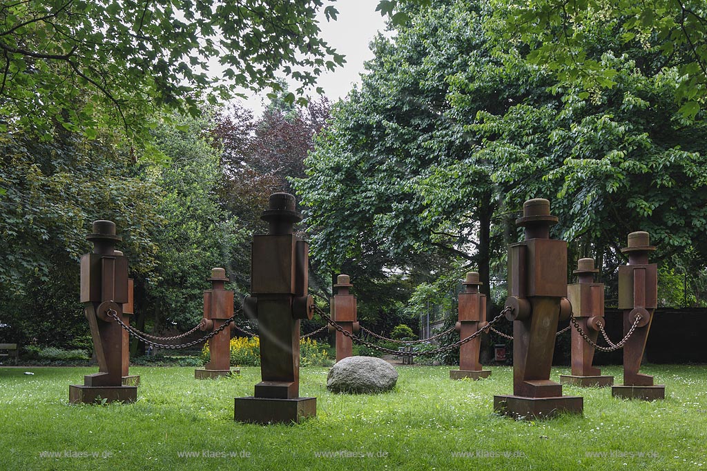 Viersen, Casinogarten mit Skulpturengruppe von "Anatol Herzfeld" "Waechter der Kinder"; Viersen, garden Casinogarten with a group of sculptures by "Anatal Herzfeld" "Waechter der Kinder".