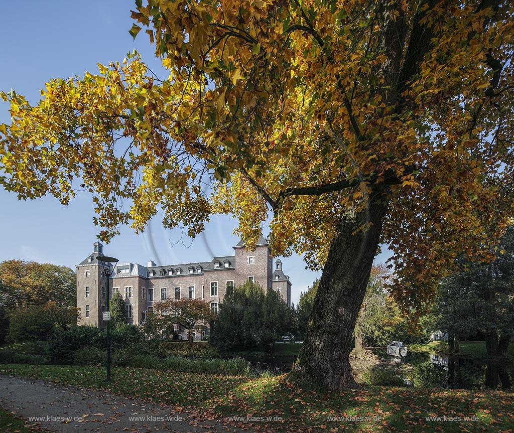 Willich-Neersen, Schloss Neersen in Herbststimmung; Willich-Neersen, castle Schloss Neersen.