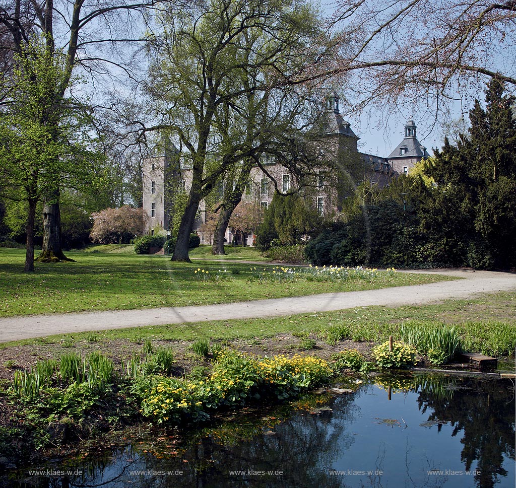 Willich Neersen. Park mit Schloss Neersen im Fruehlling; Willich-Neersen park with castle Neersen in springtime