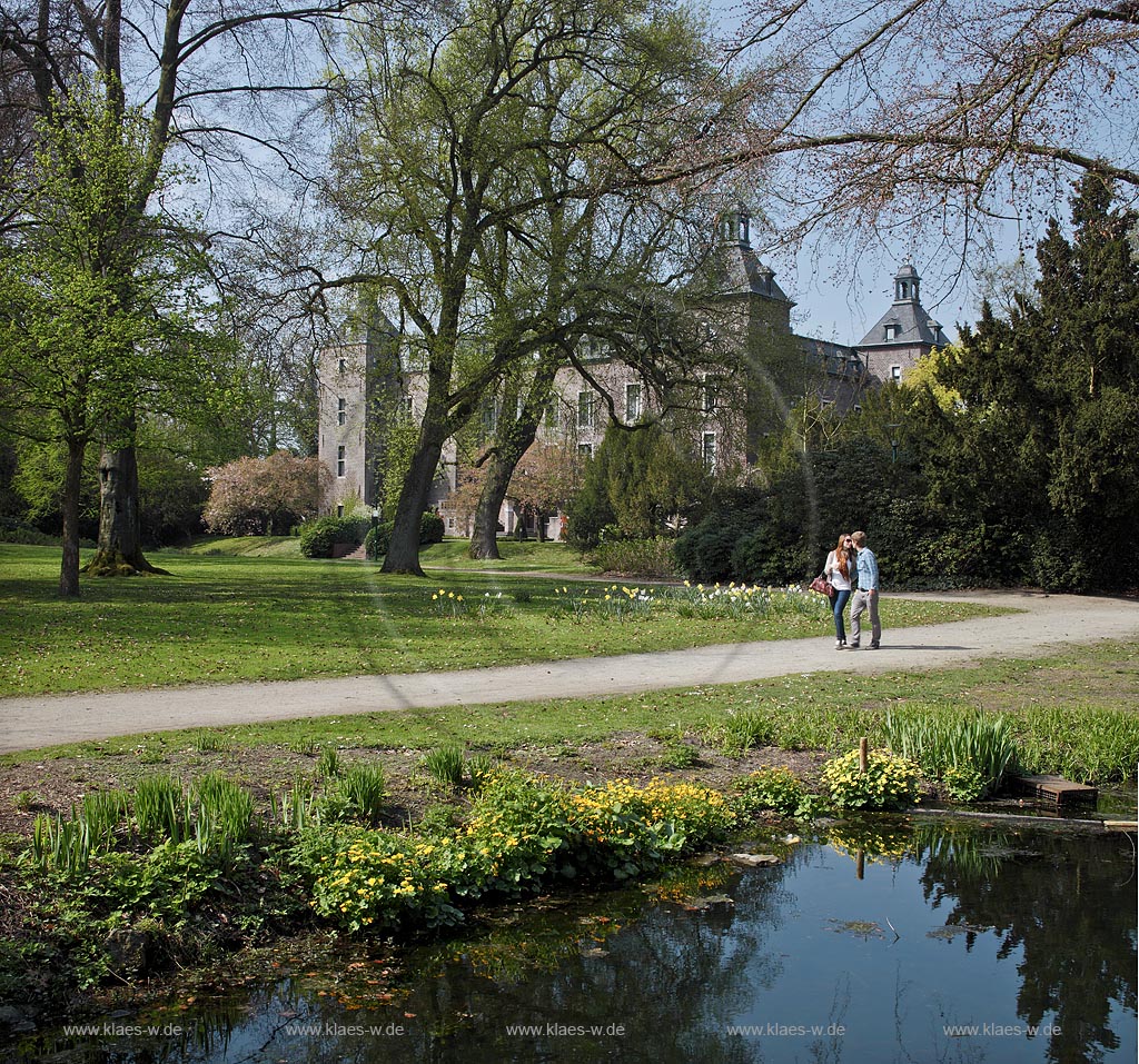 Willich Neersen. Park mit Schloss Neersen im Fruehlling; Willich-Neersen park with castle Neersen in springtime