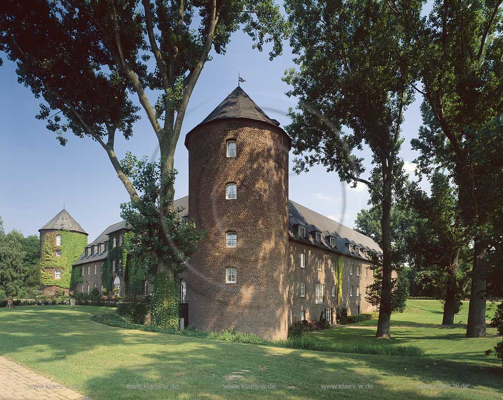 Xanten, Kreis Wesel, Niederrhein, Regierungsbezirk Dsseldorf, Blick auf Burg Winnetal mit Burgpark in Sommerlandschaft 
