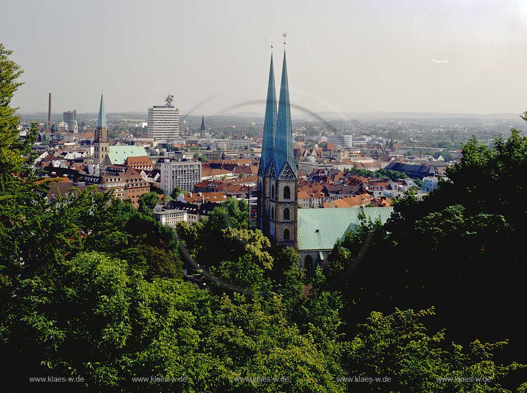 Bielefeld, Landschaftsverband Westfalen-Lippe, Regierungsbezirk Detmold, Ostwestfalen, Blick auf die Stadt mit Sicht zur Kirche 