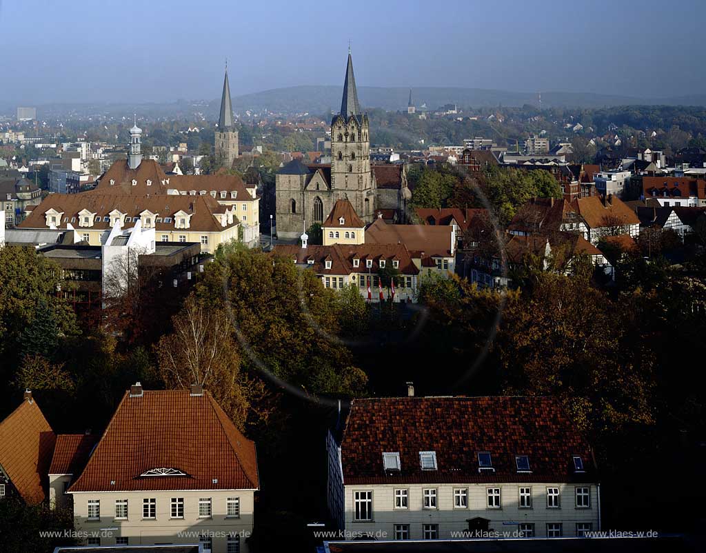 Herford, Kreis Herford, Regierungsbezirk Detmold, Ostwestfalen, Blick auf Stadt mit Rathaus und Mnsterkirche, Muensterkirche    